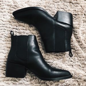Steve Madden Sagiee Chelsea Boots